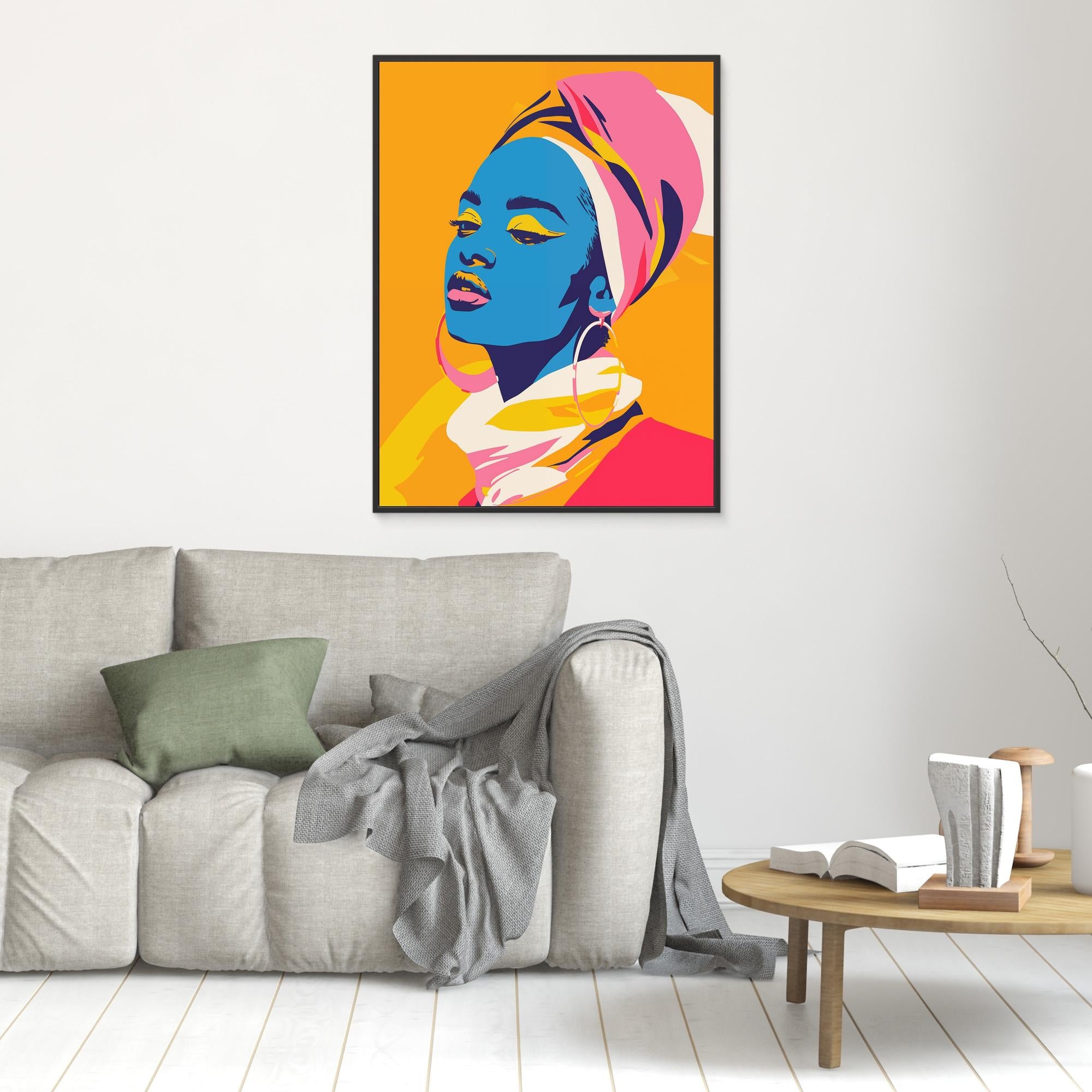 Un salon contemporain comprend un canapé gris clair, des coussins verts et gris, une couverture, une table basse avec des livres et une œuvre d'art unique - un portrait pop art prêt à accrocher "Got the blues for you" de Printumo représentant une femme avec un bandage de tête.
